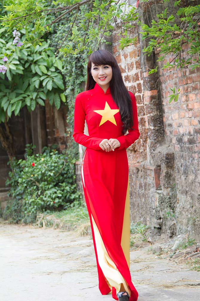 Thiếu nữ Việt duyên dáng trong áo dài màu cờ đỏ sao vàng