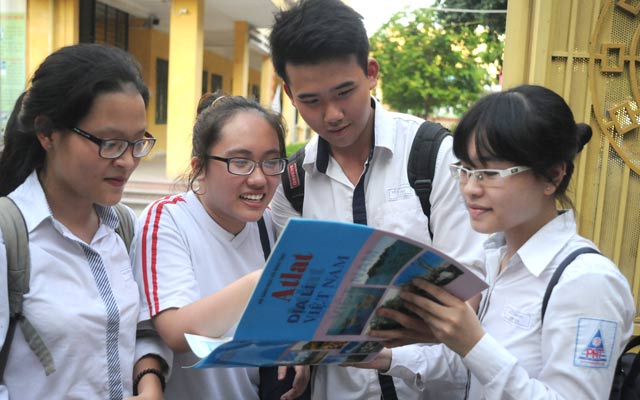 Các thí sinh sau giờ thi môn địa lý tại Hội đồng thi Trường THPT Phạm Hồng Thái, Hà Hội. 