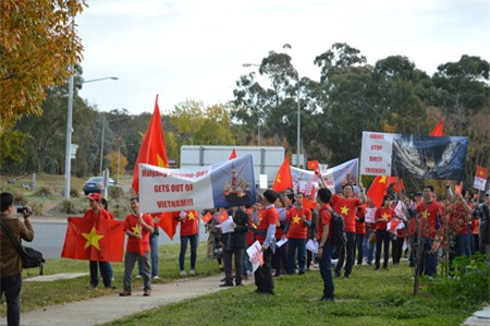 Màu cờ đỏ nhuộm cả trời thu Canberra thể hiện quyết tâm mạnh mẽ của người Việt trẻ nơi này.