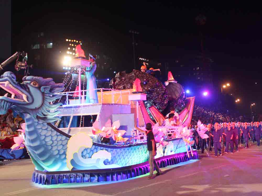 Lễ hội Carnaval Hạ Long năm 2013 thu hút đông đảo du khách. 