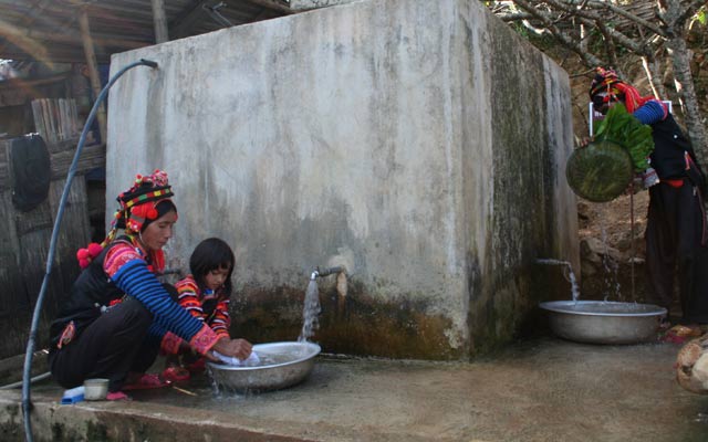 Nhờ lồng ghép các chương trình chính sách, người dân ở xã Ka Lăng, huyện Mường Tè có nước sạch để sử dụng. 