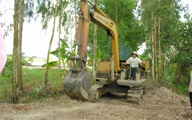 Việc thi công tuyến đường giao thông xã Phong Lạc bị tố cáo có nhiều khuất tất. 