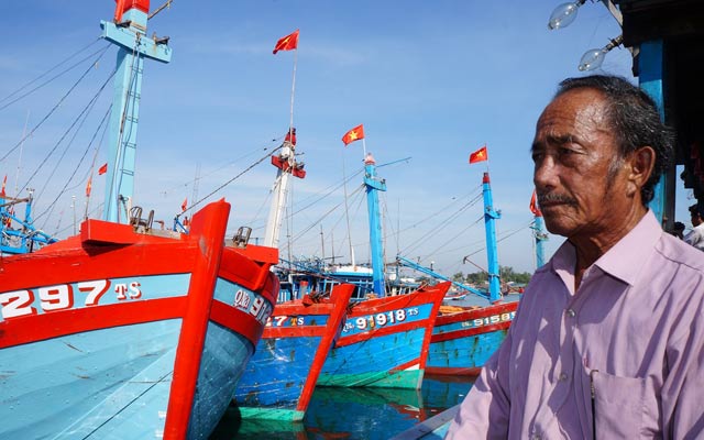 Ngư dân Nguyễn Riện (71 tuổi, trú xã Tam Quang), thuyền trưởng tàu QNa-91927TS  cùng với đội tàu 14 chiếc vừa từ Hoàng Sa cập cảng Kỳ Hà.