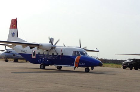   Máy bay tuần thám biển C-212-400 hạ cánh xuống sân bay Tân Sơn Nhất.