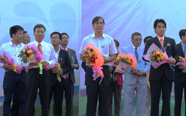  Đại diện FrieslandCampina Việt Nam (giữa) nhận giải thưởng “Doanh nghiệp Xanh”