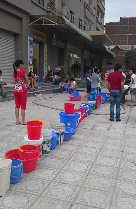 Do bị mất nước dài ngày, nên các hộ dân ở Đại Thanh thường xuyên phải đi xếp hàng chờ xách nước như thế này.