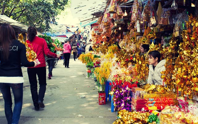 Vàng mã được bày bán đầy trên đường vào đền Bà Chúa Kho (Bắc Ninh).