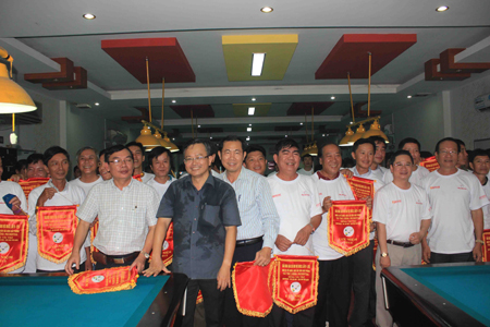 Giải Bi da báo chí là một trong những hoạt động thiết thực nhân kỷ niệm Ngày Báo chí Cách mạng Việt Nam (Trong ảnh, Ban tổ chức cùng các cơ thủ chụp ảnh lưu niệm tại Giải Bi da báo chí khu vực ĐBSCL năm 2013)