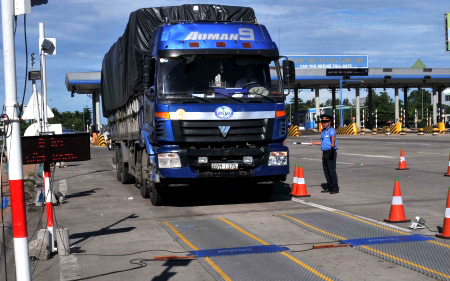 Chiếc ô tô tải 67M-1375 sau khi vượt trạm cân hơn 50km đã bị di lý quay lại trạm Kiểm tra tải trọng để “cân xe”.