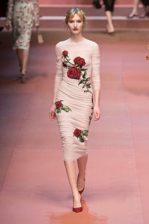 Hồ Ngọc Hà diện váy áo họa tiết hoa hồng  Ngôi sao