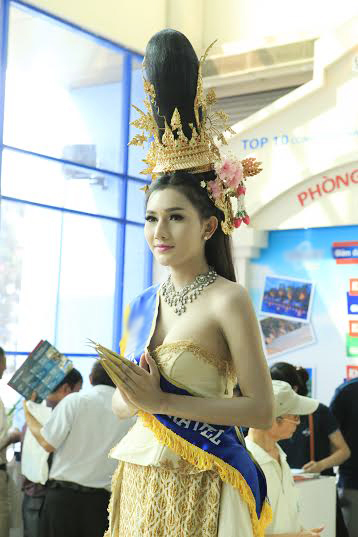 Mẫu chuyển giới Thái Lan làm “nóng” hội chợ Việt