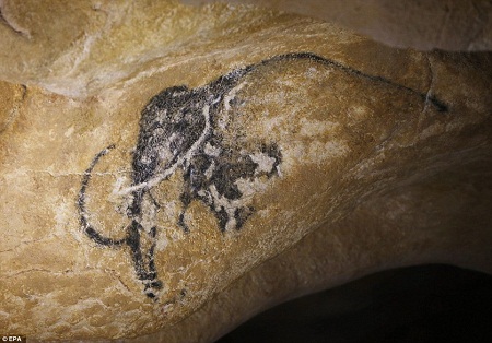 Những bức vách trong hang động nhân tạo đã tái hiện 1.000 bức vẽ giống hệt bản gốc.
