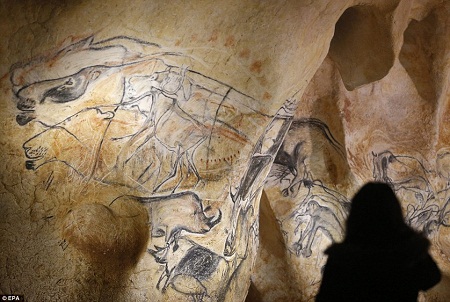 Những bức vách trong hang động nhân tạo đã tái hiện 1.000 bức vẽ giống hệt bản gốc.