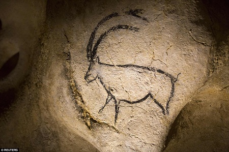 Hình vẽ phác họa một con linh dương trên vách đá.