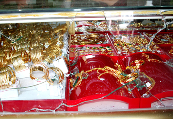Những chiếc vòng, những chiếc nhẫn và những chiếc dây chuyền đẹp có thể được tìm thấy ở các tiệm vàng. Nhấp chuột vào hình ảnh và khám phá những món đồ chất lượng cao tại tiệm vàng.