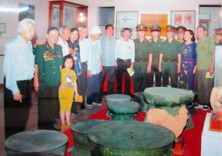  Người dân và du khách đến tham quan cuộc trưng bày trống đồng tại Bảo tàng tỉnh Thanh Hóa.