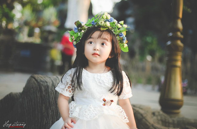Bức ảnh của một bé gái cùng thiên thần trông rất đáng yêu và ngọt ngào, sẽ khiến bạn cảm thấy đầy tình yêu thương.