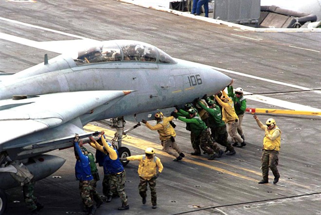 Kỹ năng làm việc nhóm là rất cần thiết. Cùng nhau, các thủy thủ có thể di chuyển những chiếc máy bay. 