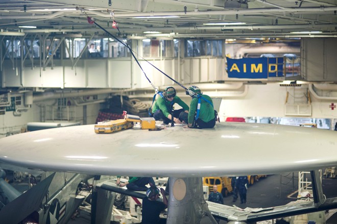 Sửa chữa máy bay cũng là công việc thường ngày đối với các thủy thủ. 