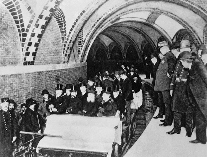 Hình ảnh lễ khánh thành hệ thống tàu điện ngầm đầu tiên của thành phố New York năm1904.