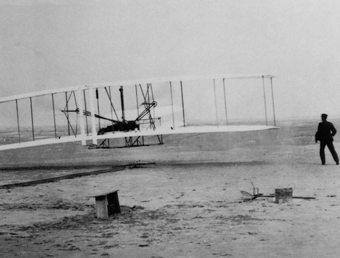 Hình chụp chuyến bay đầu tiên của Wright Flyer năm 1903 trong sự hoài nghi của tất cả mọi người.