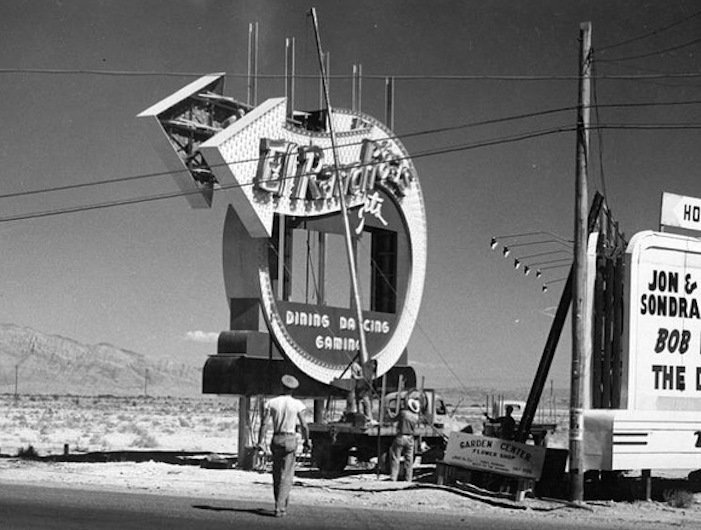 Một trong những biển chỉ dẫn gắn đèn neon đầu tiên trên Las Vegas Strip năm 1941.