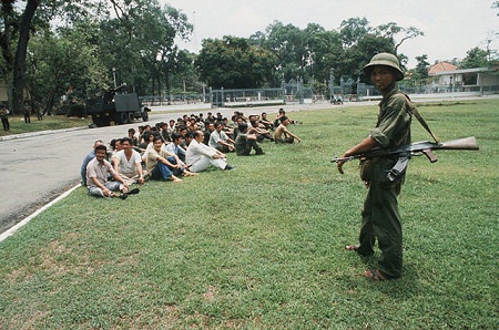 Các chiến sĩ giải phóng quân trong sân Dinh Độc lập. (Ảnh: Jean-Claude Labbe/Gamma-Rapho)