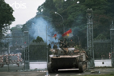 Đoàn quân Giải phóng tiến vào sân Dinh Độc lập. (Ảnh: Francoise de Mulder/Corbis)