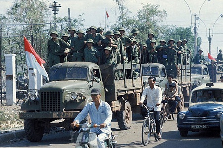 Đoàn quân Giải phóng tiến vào sân Dinh Độc lập. (Ảnh: Francoise de Mulder/Corbis)