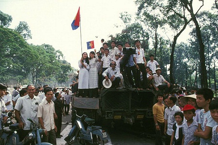 Một khu dân cư ở Sài Gòn treo cờ chào đón Quân Giải phóng. (Ảnh: Herve Gloaguen/Gamma-Rapho)