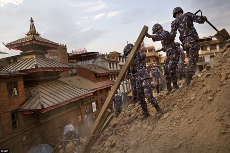 Giờ đây, trên quảng trường Kathmandu Durbar chỉ còn lại những đống gạch vụn.