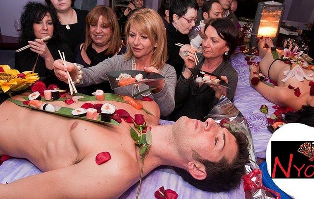 Cận cảnh mẫu nam khỏa thân làm bàn ăn sushi