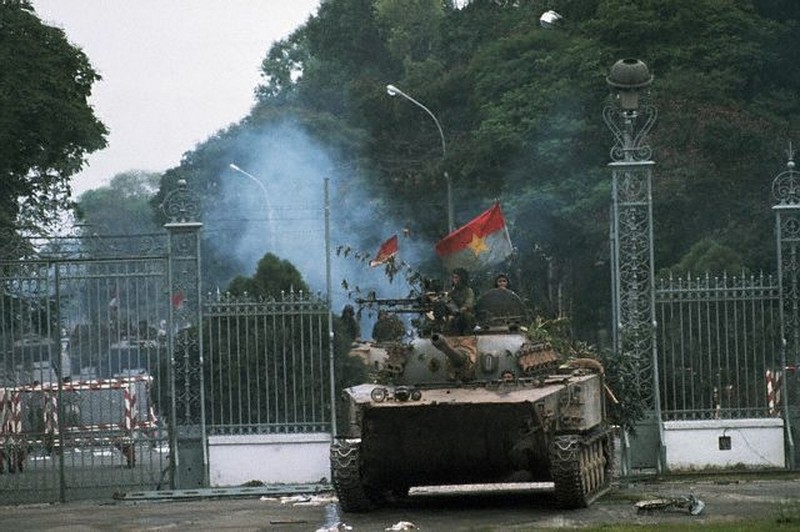 Xe tăng 390 húc đổ cổng chính Dinh Độc Lập, ngày 30/4/1975
