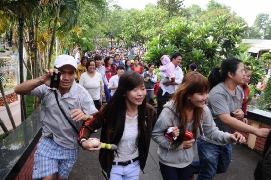 Nhiều người hò hét, chạy theo nghệ sĩ đến viếng người mẫu Duy Nhân để xin chụp hình.