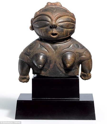 Bức tượng gốm “dogu” của Nhật có niên đại 3.000 năm tuổi đặc tả một thân hình phụ nữ.
