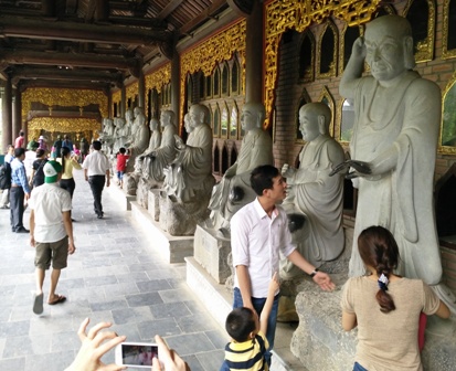 Mỗi ngày có hàng nghìn du khách đến tham quan hành lang La Hán này