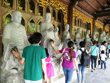 Khi đi tham quan, du khách dùng tay sờ vào các pho tượng