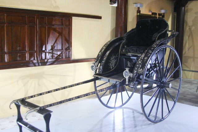 Chiếc xe kéo sau khi đấu giá thành công đang đặt tại Cung Diên Thọ, Đại Nội Huế
