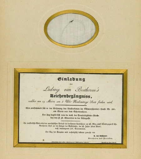Lá thư mời tới dự lễ tang Beethoven và một lọn tóc nhỏ đã bạc của nhà soạn nhạc.