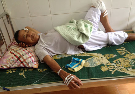 Ông Trần Minh Đố bị nhóm côn đồ tấn công đang phải điều trị tại bệnh viện.