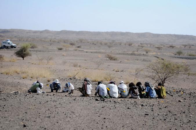 Đoàn nghiên cứu tìm kiếm hóa thạch trong khu vực trong sa mạc Afar, Ethiopia.