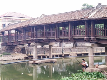 Trải qua hơn 100 năm, cây cầu ngói Phát Diệm vẫn giữ nguyên được dáng cầu vồng