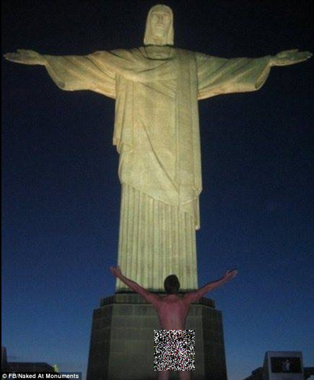 Một du khách khỏa thân trước tượng Chúa Cứu thế ở thành phố Rio de Janeiro, Brazil.