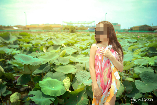 Thiếu nữ Việt bên hoa sen: Một thiếu nữ Việt tươi cười bên cạnh những bông hoa sen trắng tinh khôi sẽ khiến bạn thấy cảm xúc mãnh liệt và yên bình. Bức ảnh này sẽ đưa bạn đến với một cảnh đẹp như mơ, nơi bạn có thể thư giãn và tìm thấy sự cân bằng trong cuộc sống.
