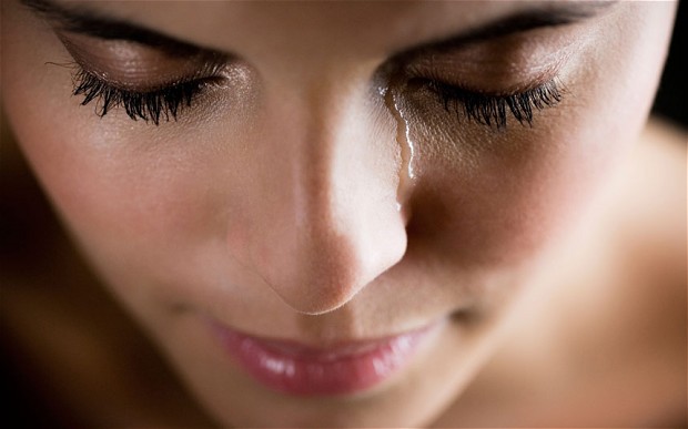 Phụ nữ khóc: Một bức ảnh đầy cảm xúc với một người phụ nữ đang khóc sẽ làm bạn động lòng và cảm thấy xót xa. Hãy cùng xem hình ảnh để cảm nhận được sự mạnh mẽ và kiên cường của phái đẹp.