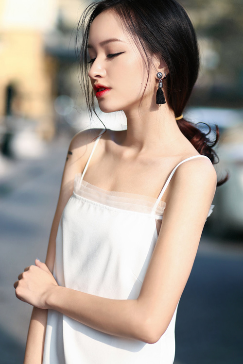 Dạo phố đầu hè xinh như hotgirl với đầm 2 dây gợi cảm