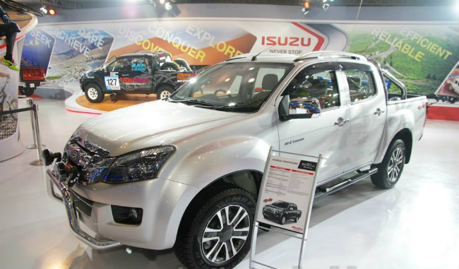 soi xe ban tai moi isuzu d-max v-cross gia 417 trieu dong hinh anh 1