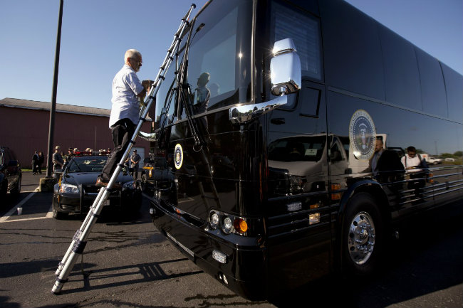 soi xe bus chong dan thap tung tong thong obama hinh anh 3