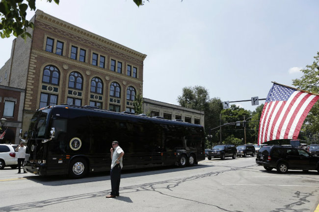 soi xe bus chong dan thap tung tong thong obama hinh anh 7