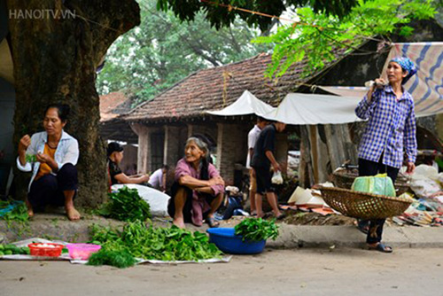 Đi chợ làng Giá - thị trấn: Hãy lấp đầy trái tim bằng những trải nghiệm thú vị và độc đáo tại làng Giá - thị trấn qua bức ảnh này. Hãy tìm hiểu thêm về nét độc đáo của chợ làng và đắm mình trong không khí yên bình, thân thiện của một làng quê Việt Nam truyền thống.